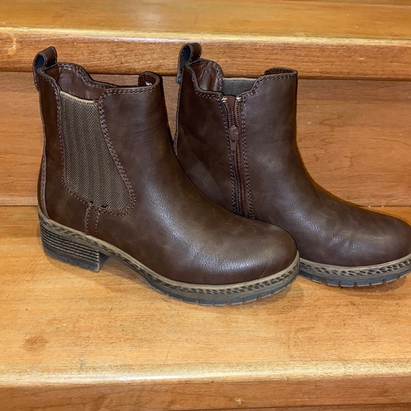 Anna Solid Chelsea Adventure Boot 